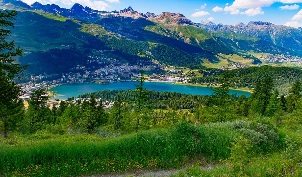 スイスの雄大なアルプス山脈と美しい湖の風景