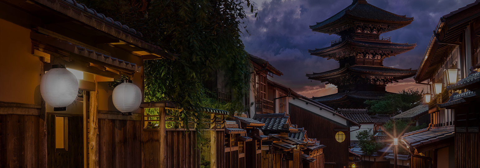 [Photo] Temple and small path in Kyoto
