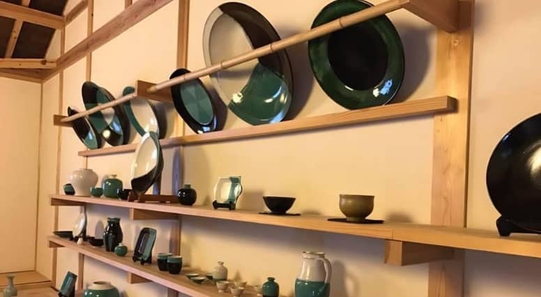 Handicrafts in Nakaigama shop