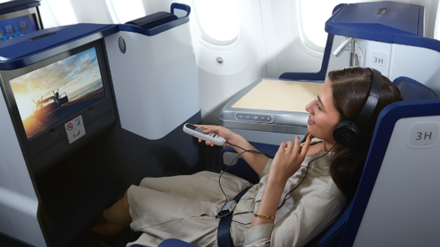 機内エンターテイメントを楽しむ女性イメージ
