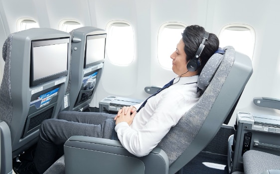 機内エンターテインメントを利用する男性