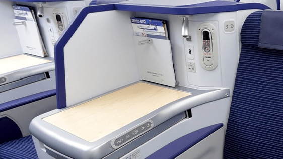 B787-10ビジネスクラスの座席のサイドテーブルの写真