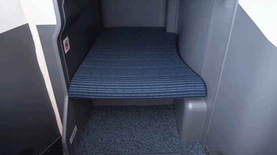 B787-10ビジネスクラスの座席の収納の写真