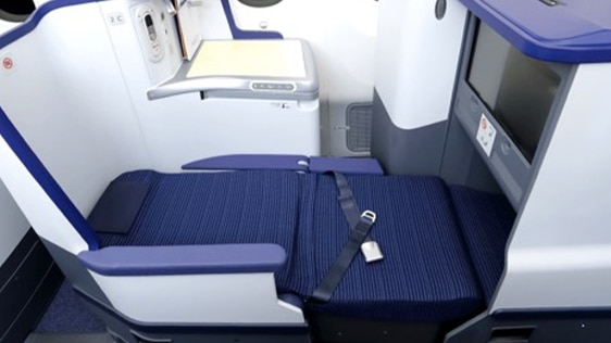 B787-10ビジネスクラスの座席のリクライニングシートの写真