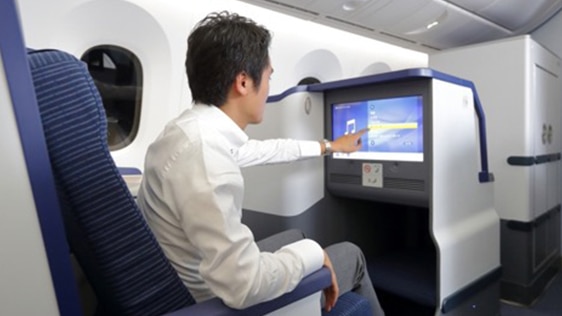 B787-10ビジネスクラスの座席の個人用シートモニターの写真
